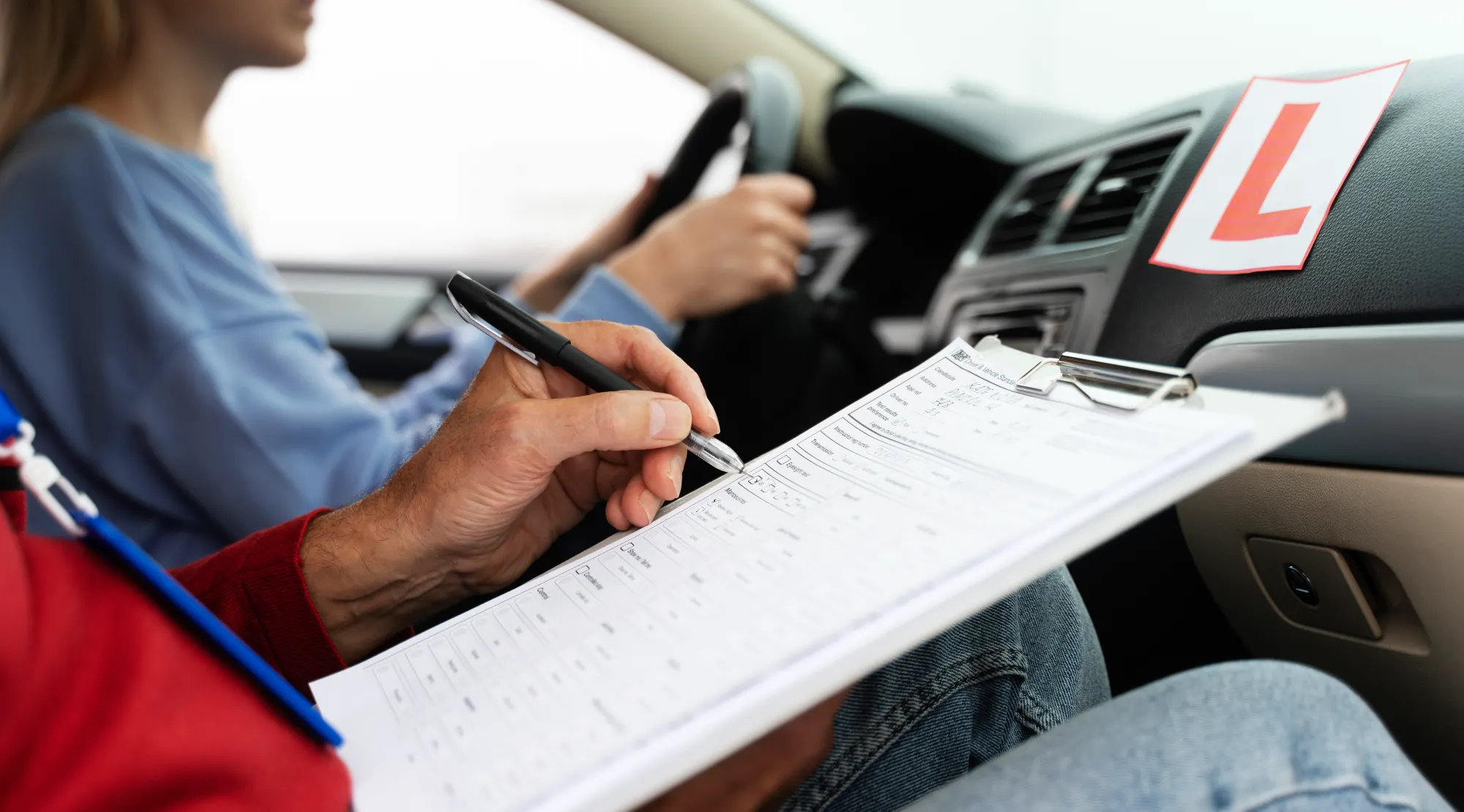 Alumno aprobando examen teórico