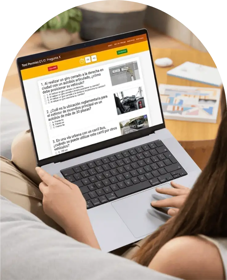Alumno del permiso D1 C (Autobús) usando la web DrivenYou con su portátil