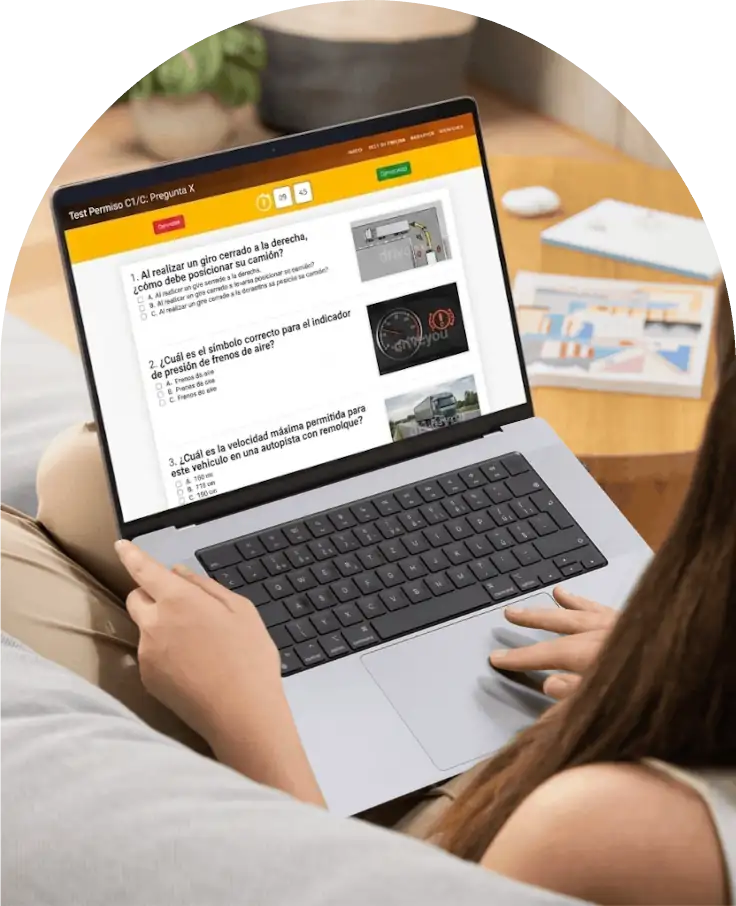 Alumno del permiso C1 C (Camión) usando la web DrivenYou con su portátil