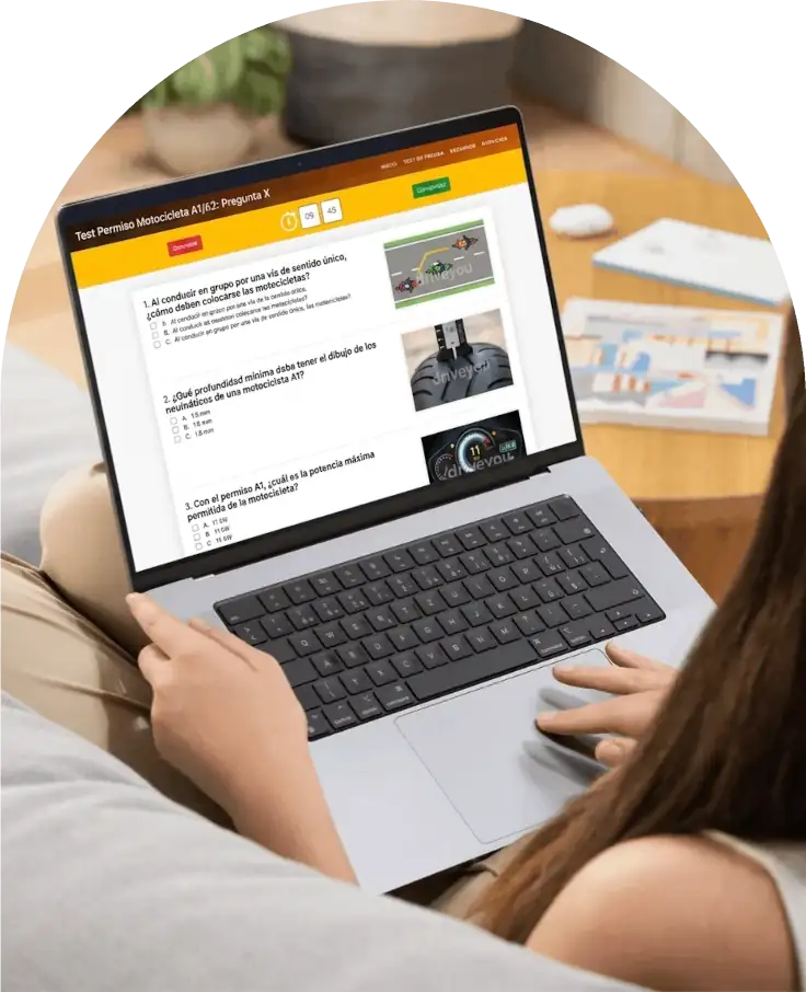 Alumno del permiso Moto A1/A2 usando la web DrivenYou con su portátil