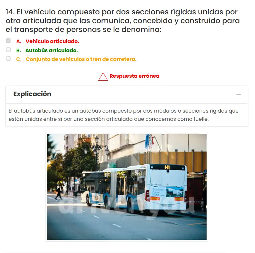 Captura de pantalla mostrando la explicación detallada de una pregunta del test de Autobús en DrivenYou